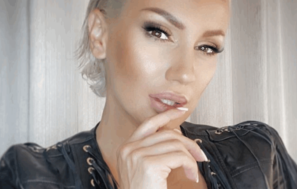 PRAVA ŽURKA U DOBA KORONE: Pevačica <span style='color:red;'><b>Ana Kokić</b></span> nije mogla da ignoriše njegovu rođendansku želju! (FOTO) 