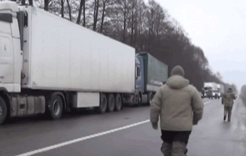 STO SRPSKIH KAMIONDŽIJA ZAGLAVLJENO U UKRAJINI: Gladni i umorni danima stoje u mestu ’KAO <span style='color:red;'><b>KEROVI</b></span> ČEKAMO DA NAS PUSTE’