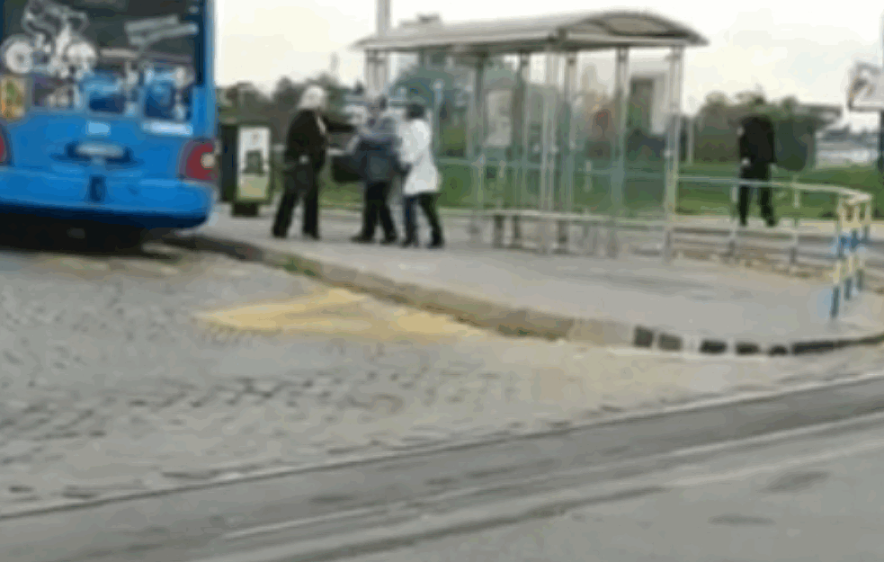 TRI <span style='color:red;'><b>PENZIONERKE</b></span> U KLINČU:  Žene se ozbiljno makljale na autobuskoj stanici, RAZDVAJALO IH OBEZBEĐENJE (VIDEO)