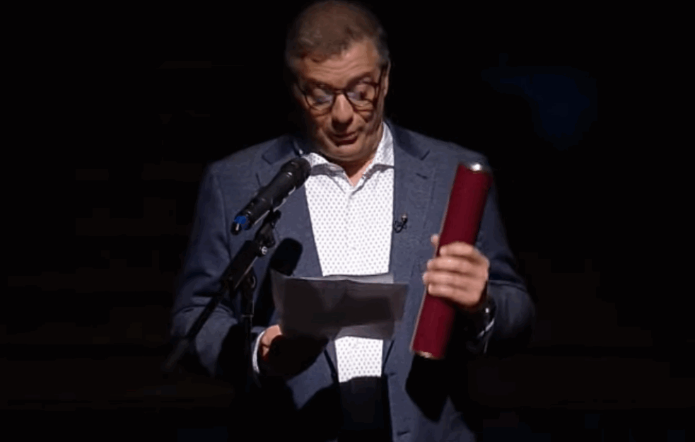 <span style='color:red;'><b>ZAHVALNICA</b></span> VESIĆU OD GRADA BEOGRADA: Sva dostignuća zamenika gradonačelnika, od kocke bez namene, do famozne rasvete (VIDEO)