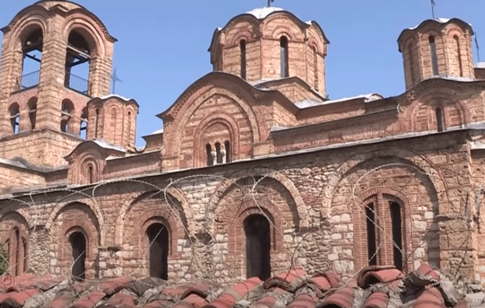 Ispred crkve Bogorodice Ljeviške niko nije skandirao 'Kosovo je <span style='color:red;'><b>srce Srbije</b></span>'! Evo šta se zaista desilo (VIDEO)
