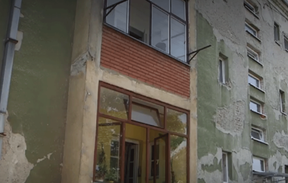 ZGRADA U KRALJEVU OPASNA PO ŽIVOT: Stanari uplašeni, a nadležni ubeđuju da je BEZBEDNA (FOTO)