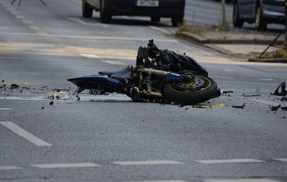 TEŠKA SAOBRAĆAJKA  : Oboren motociklista kod Pančevačkog mosta