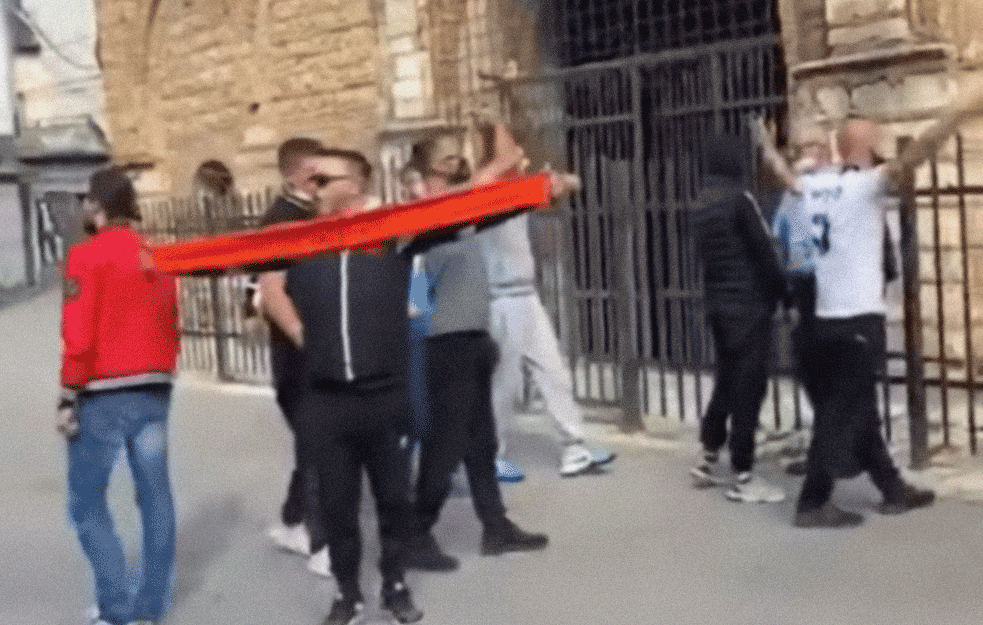 ALBANSKA PROVOKACIJA: Ispred <span style='color:red;'><b>srpske crkve</b></span> pevali 'Kosovo je srce Albanije' (VIDEO)