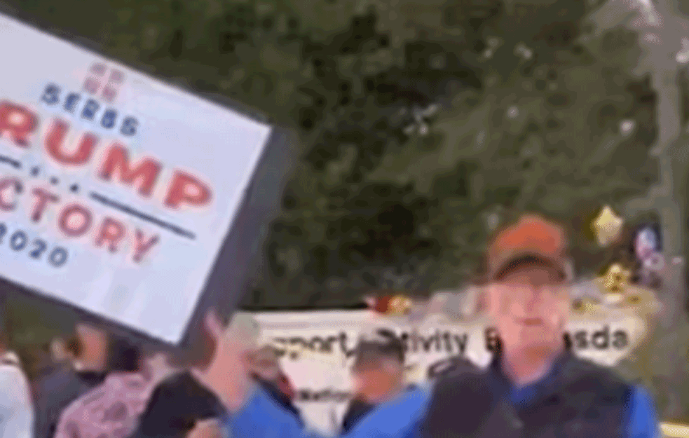 I SRBI BODRE TRAMPA PRED BOLNICOM: Raširili TRANSPARENTE na kojima piše 'POBEDA 2020'! (FOTO)