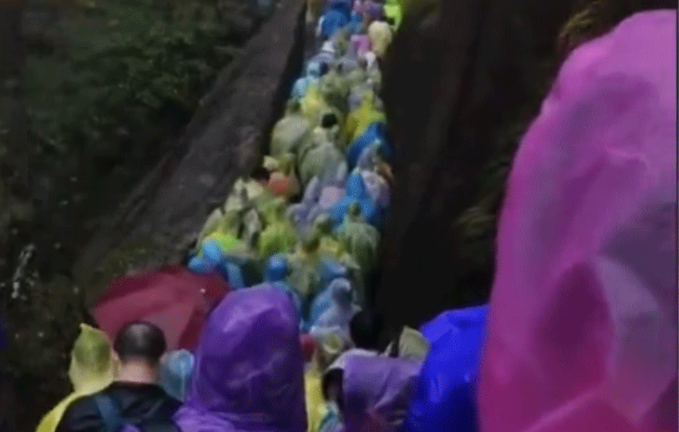 INVAZIJA KINEZA: Evo kako izgleda kada se slavi <span style='color:red;'><b>nacionalni praznik</b></span> u Kini, pa planina postane PREMALA za posetioce (VIDEO)