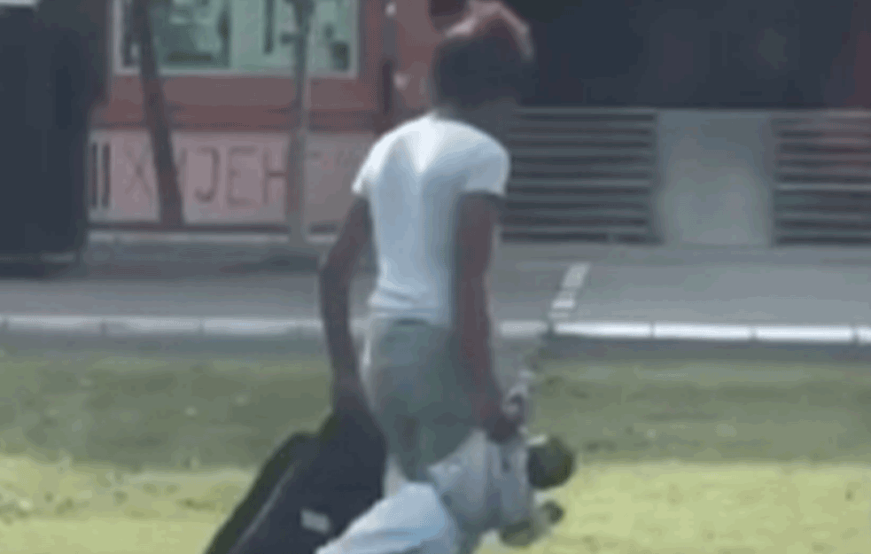 ŠOKANTAN SNIMAK ŽENE KOJA ZLOSTAVLJA BEBU: Vuče je za ruku KAO DA JE LUTKA! (UZNEMIRUJUĆI VIDEO)  