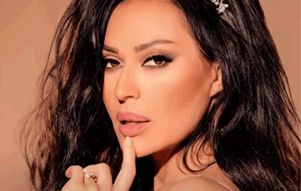 NI KIPAR NIJE ODOLEO NJENIM ČARIMA: Ceca u minijaturnom bikiniju MOŽE I MNOGO MLAĐIMA na crtu! (VIDEO) 

