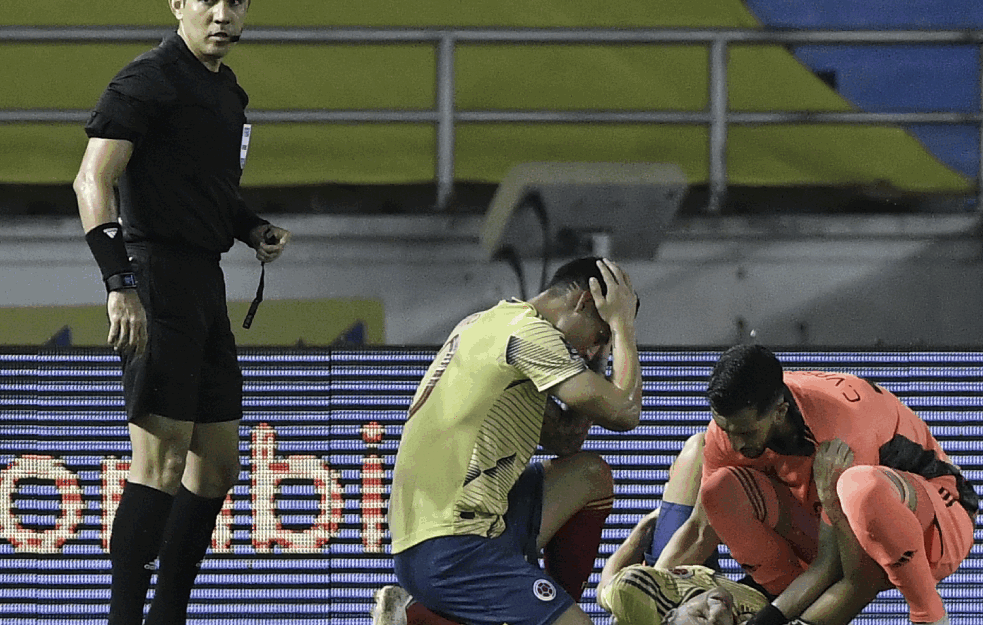 SNIMAK LEDI KRV U ŽILAMA: Jeziva povreda reprezentativca Kolumbije, objavljeno i kako su mu nameštali nogu (VIDEO)