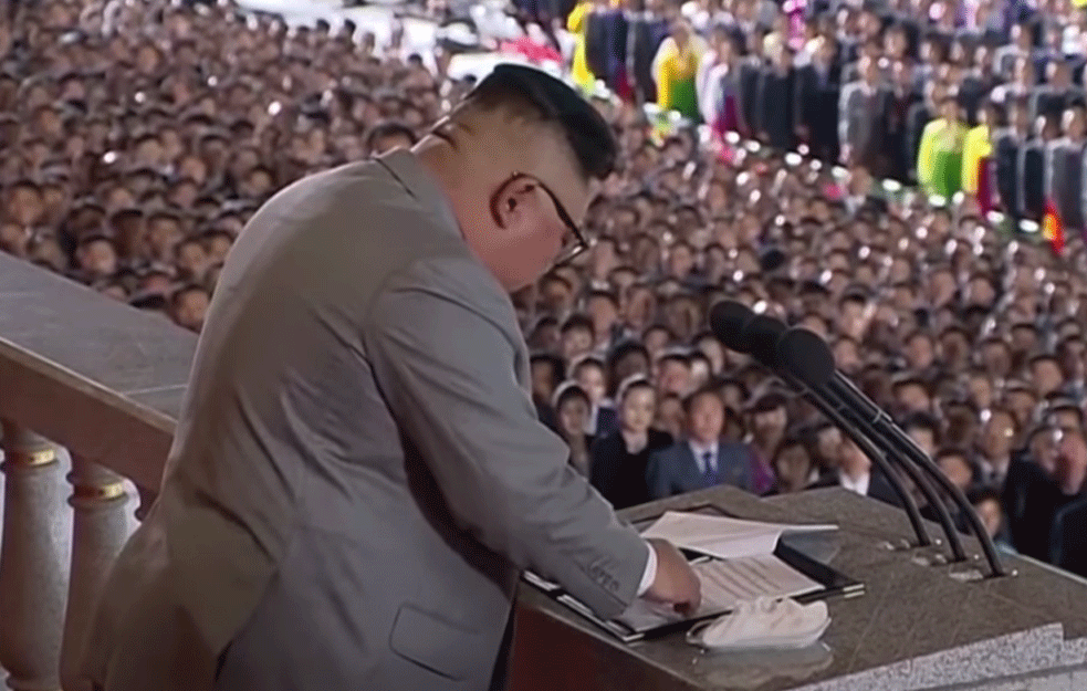 KIMA NISTE VIDELI OVAKVOG: Džong Un RONIO SUZE za govornicom, a onda mu se PRIDRUŽIO I NAROD Severne Koreje! (VIDEO)