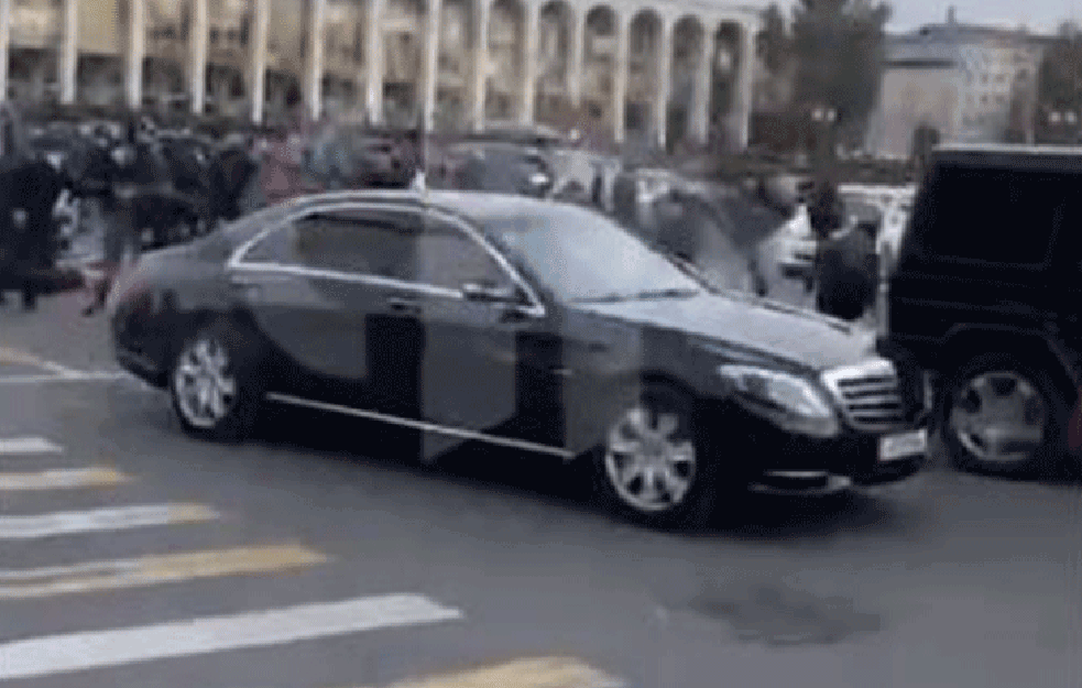 Haos na ulicama Biškeka! Pucano na automobil bivšeg predsednika: Proglašeno vanredno stanje, vojska će izaći na ulice (VIDEO)