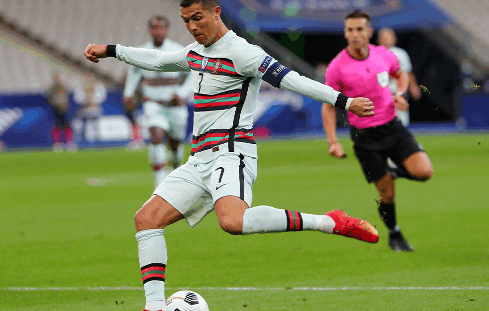 MOŽE SAMO DA GLEDA SA TERASE: Ronaldo p<span style='color:red;'><b>ozdravio</b></span> saigrače iz izolacije (FOTO) 