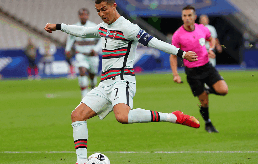 MOŽE SAMO DA GLEDA SA TERASE: Ronaldo pozdravio saigrače iz izolacije (FOTO) 