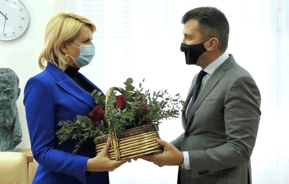 IZVRŠENA PRIMOPREDAJA U MINISTARSTVU ZA RAD: Đorđević Dariji poklonio cveće za srećan početak!