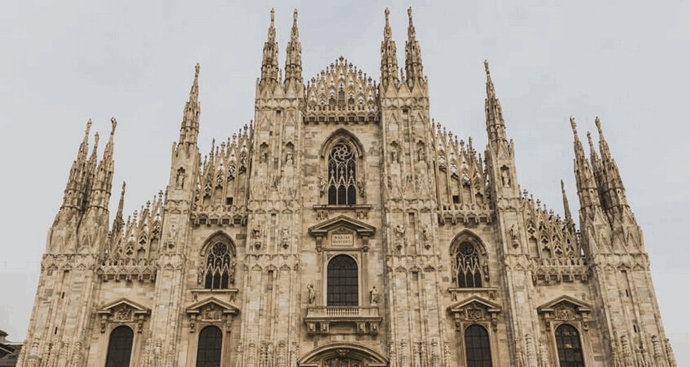 BEZ IKAKVOG SRAMA: Vežbali parkur na tornju milanske katedrale, sprečeni u <span style='color:red;'><b>pokušaj</b></span>u snimanja