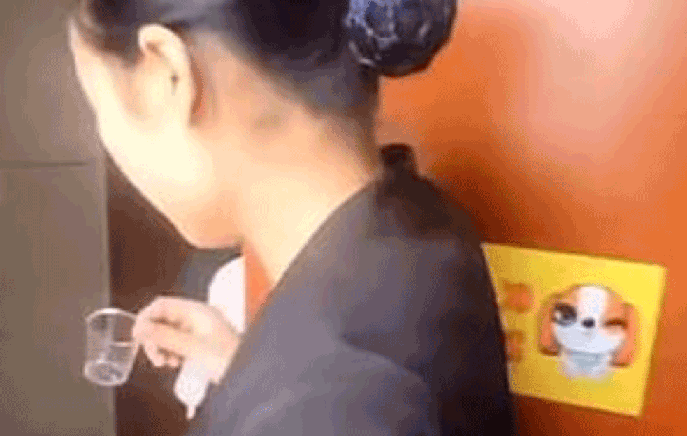 NIJE ZA ONE SLABIJEG STOMAKA: Čištačica u Kini pije vodu iz čučavca kako bi potvrdila svoju odanost poslu - ŠEFOVI APLAUDIRAJU! (VIDEO)

