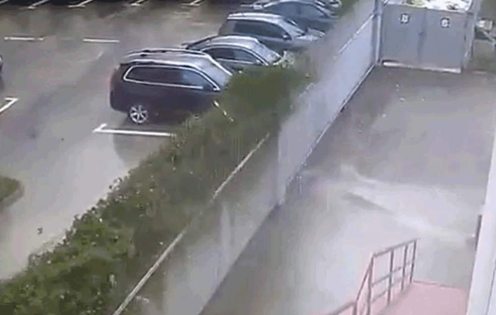 TORNADO UDARIO NA TIRANU: Vetar rušio sve pred sobom, automobili se sudarali na ulicama (VIDEO)