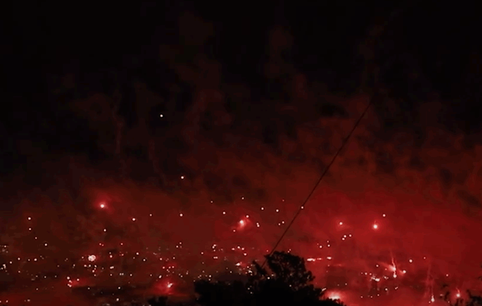 BAŠ IH BRIGA ZA KORONU: <span style='color:red;'><b>Torcida</b></span> bakljadom u Splitu obeležila Hajdukov rođendan! (VIDEO)