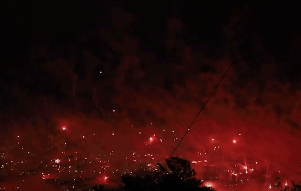 BAŠ IH BRIGA ZA KORONU: Torcida bakljadom u Splitu obeležila Hajdukov rođendan! (VIDEO)