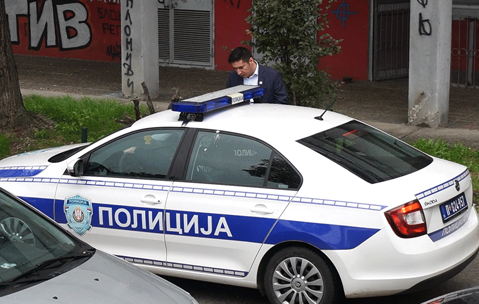 Uhapšen trojac koji je šarao po <span style='color:red;'><b>tramvaji</b></span>ma u Beogradu pa napao vozače i otpravnika