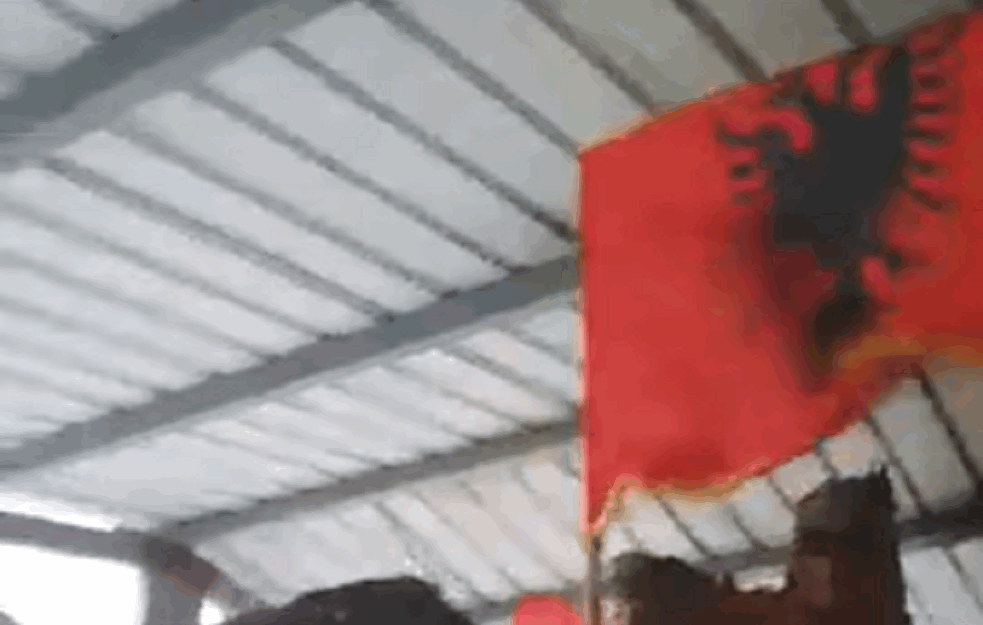 OSVETA ALBANACA: Postavili dve albanske zastave na KOŠARAMA zbog gesta SRPSKOG SVEŠTENIKA (VIDEO)
