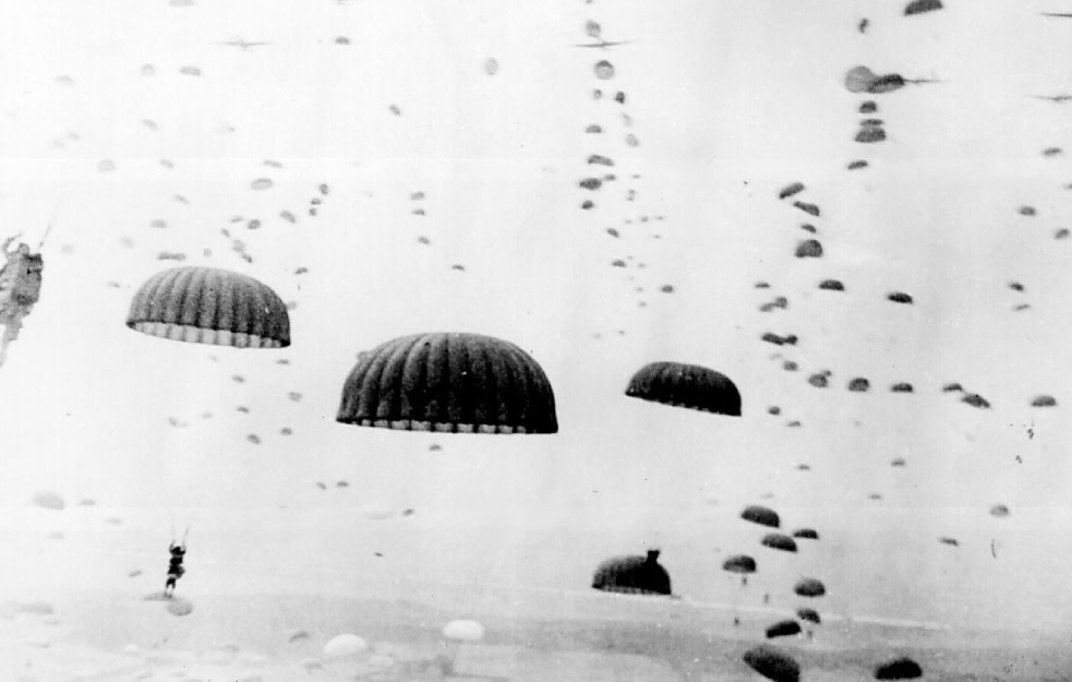 FOTOGRAFIJA KOJA GOVORI VIŠE OD HILJADU REČI: Vojnici u istom avionu kojim su otišli na jednu od najopasnijih misija u Drugom svetskom ratu