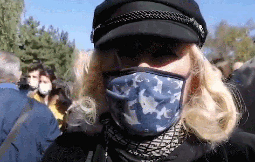 ULJEZI UNIŠTILI DOM SRPSKE PEVAČICE U CRNOJ GORI! Sačekao je šok kad je ušla u kuću: ‘Kad me šlog nije strefio’! 