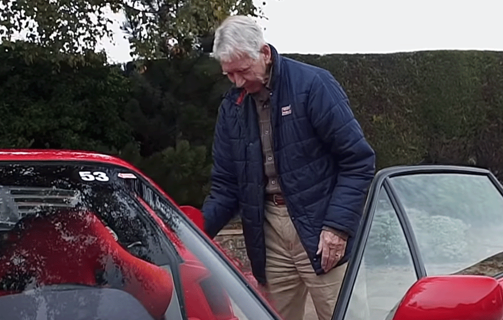 GODINE SU SAMO BROJ: Ovaj 80-godišnji dedica svakodnevno vozi svoj Ferari F40! (VIDEO)