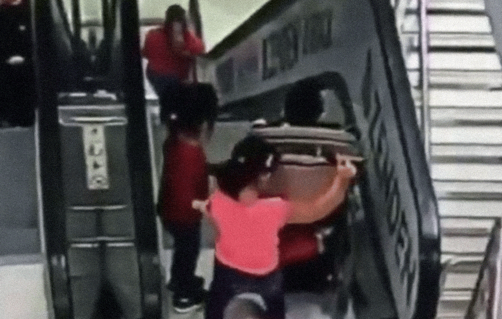 Koban trenutak roditeljske nepažnje: DEVOJČICA POKUŠALA DA SPUSTI DETE U KOLICIMA NIZ <span style='color:red;'><b>POKRETNE STEPENICE</b></span>! (VIDEO)