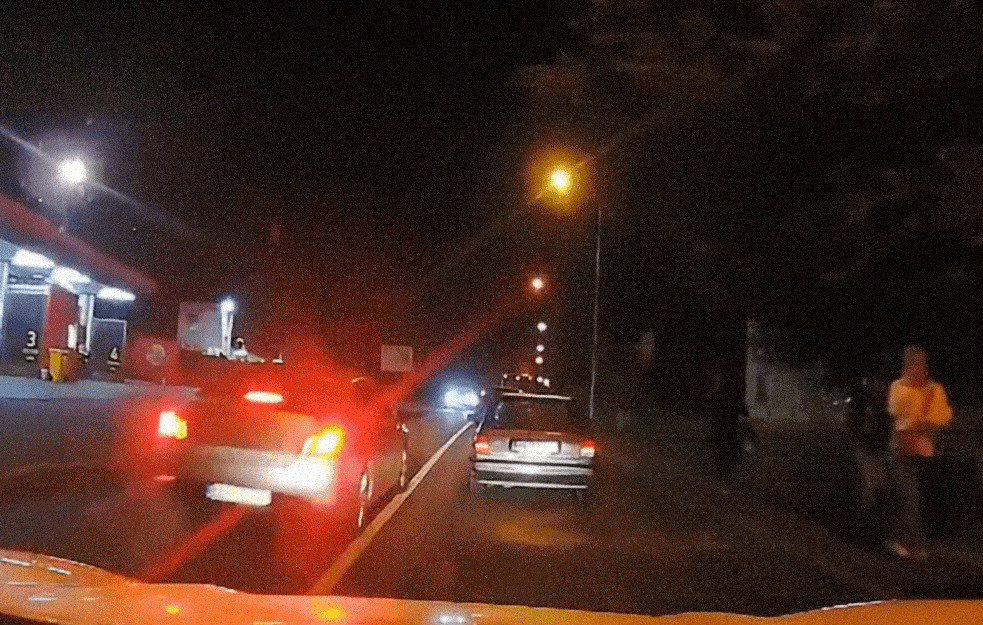 TRAGEDIJA IZBEGNUTA PUKOM SREĆOM: Kamera zabeležila divljačku vožnju u Železniku, vozač nije uspeo da pobegne od karme! (VIDEO)