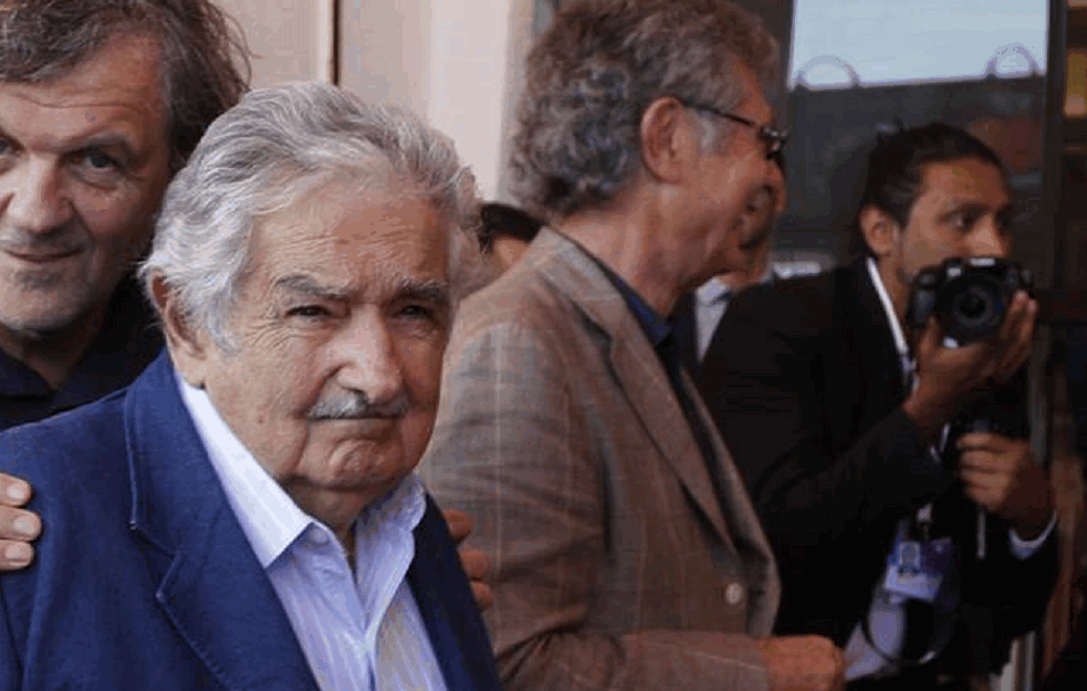OMILJENI PREDSEDNIK OTIŠAO IZ POLITIKE: Najskromniji lider ikada oprostio se sa građanima i uputio EMOTIVNU PORUKU (VIDEO)