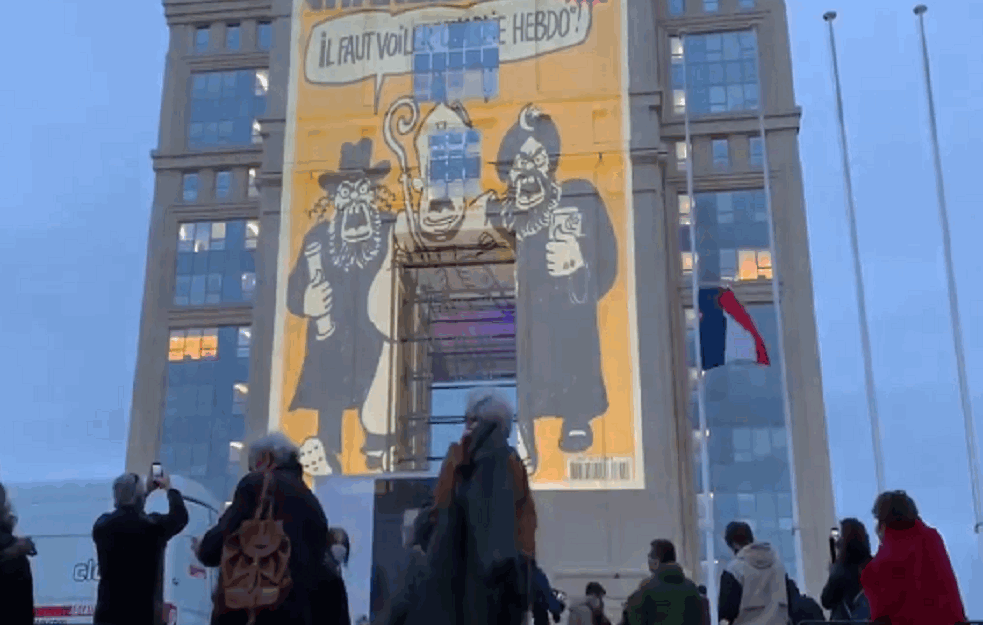 'Oni su ili ekstremno HRABRI, ili ekstremno LUDI': Na zgradu VLADE u Francuskoj projektovane <span style='color:red;'><b>karikature</b></span> ČARLI EBDO! (VIDEO) 