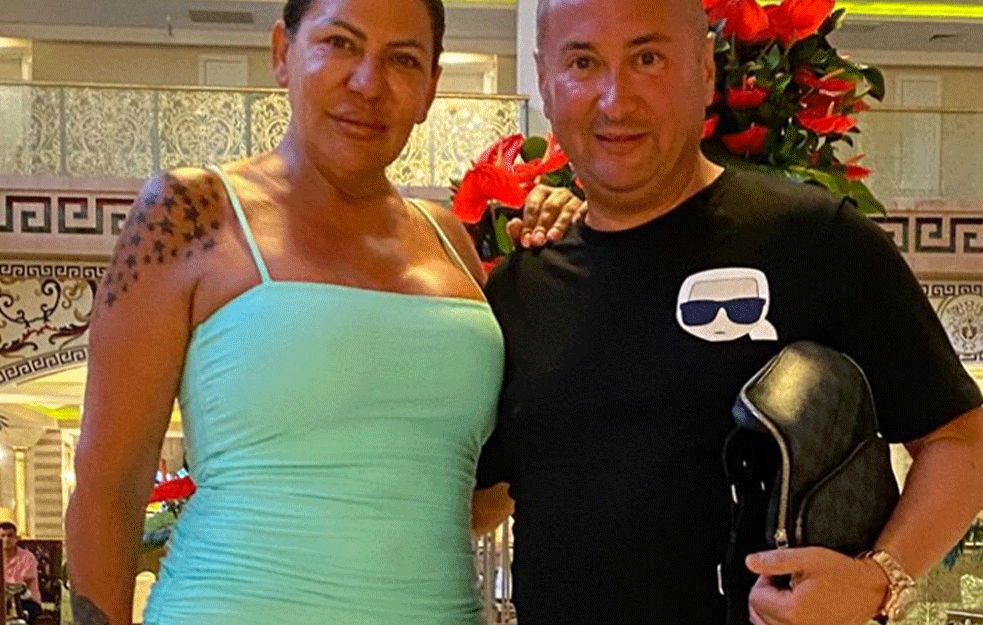 OKIĆENA '<span style='color:red;'><b>LUJ VITON</b></span>OM' ALI...: Nećete verovati koliko je Đanijeva Slađa posle venčanja sina, dala maloj Romkinji ispred Opštine!