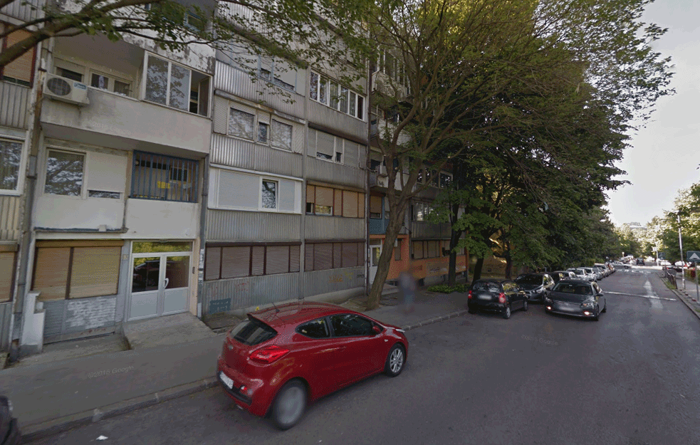 NESREĆA NA VOŽDOVCU: Mladić <span style='color:red;'><b>ometen u razvoju</b></span> pao sa drugog sprata