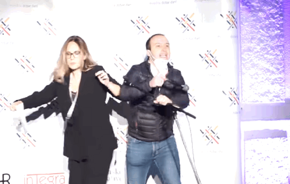 'MI SRBI SE PLAŠIMO VAS': Nepoznati muškarac SKOČIO NA BINU i oteo mikrofon na festivalu '<span style='color:red;'><b>MIRDITA</b></span>' (VIDEO)   