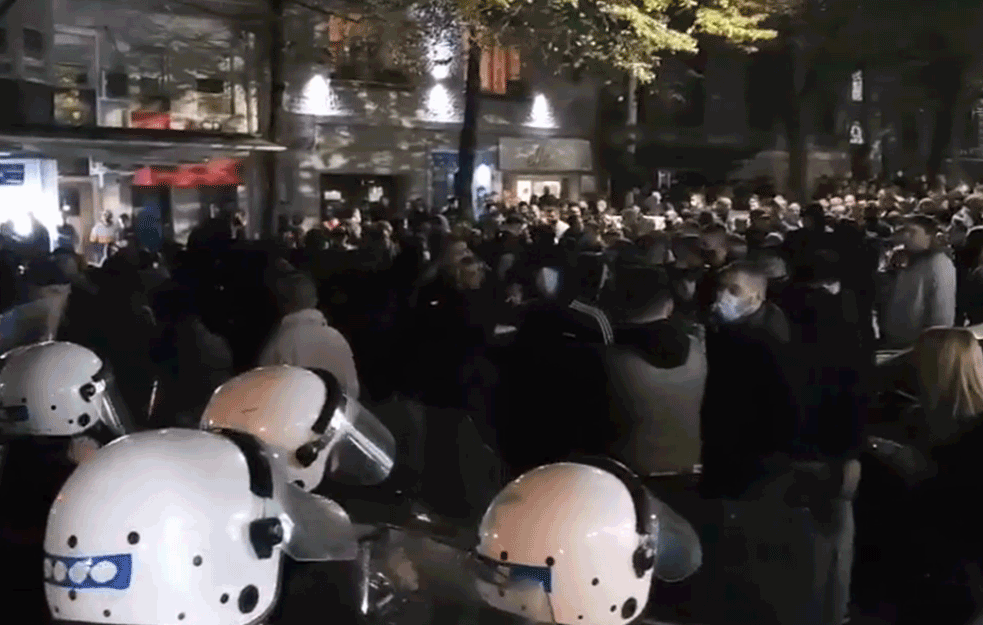 '<span style='color:red;'><b>MIRDITA</b></span>' BLOKIRALA CENTRALNE ULICE, POLICIJA  U OKLOPIMA obezbeđivala DOGAĐAJ, gorela i BAKLJA! (VIDEO)  