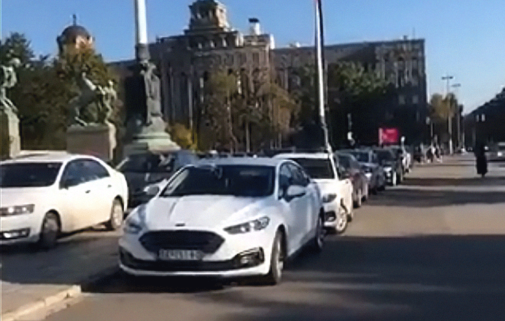 GDE JE SAOBRAĆAJNA POLICIJA  i 'Oko sokolovo' da kazni nepropisno parkirane AUTOMOBILE POSLANIKA? (VIDEO)