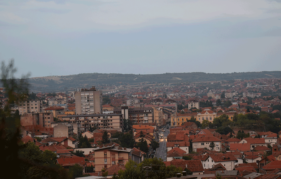 NIŠTA BEZ MAME! Begunac u PROKUPLJU bežao od policije sa paketićem droge u sebi, a onda se sakrio na SIGURNO MESTO! 
