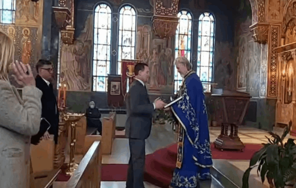 'VREME JE DA RADITE ZA TRAMPA':  Grenel OVO poručio Srbima na liturgiji u Hramu Svetog Save u <span style='color:red;'><b>Milvoki</b></span>ju