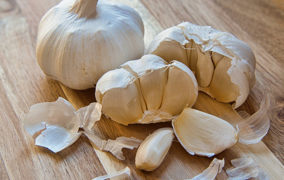 Otkrivamo zašto je dobro gajiti beli luk i krompir: Neke tradicije se vraćaju