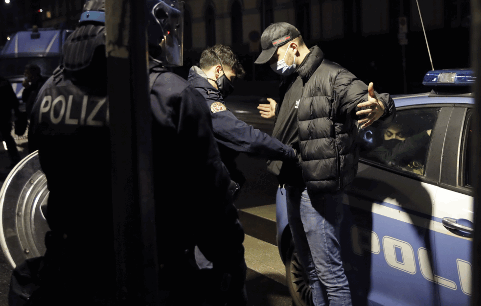 NEREDI U ITALIJI ZBOG MERA PROTIV KORONE: Sukobi policije i demonstranata u većini gradova! (VIDEO)
