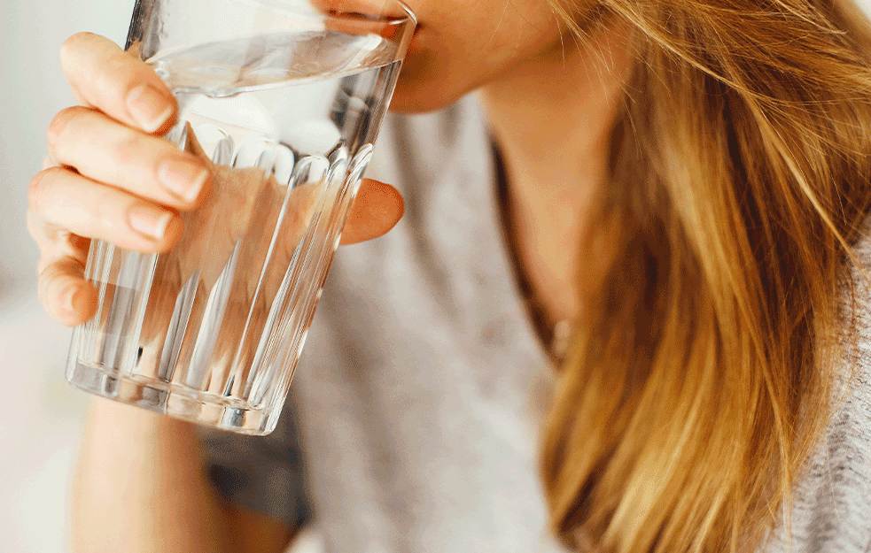 OBRATITE PAŽNJU: NAJOČIGLEDNIJI ZNACI da vašem telu NEDOSTAJE VODE!