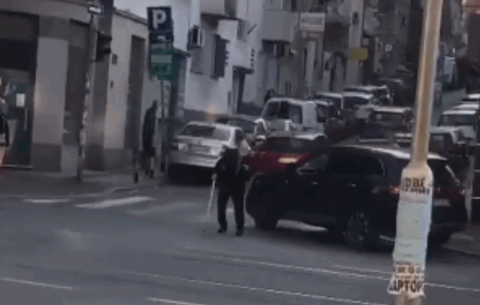 BAHATI VOZAČI ZAMALO PREGAZILI PEŠAKA: U Beogradu nije BEZBEDNO preći ni preko PEŠAČKOG prelaza (VIDEO)