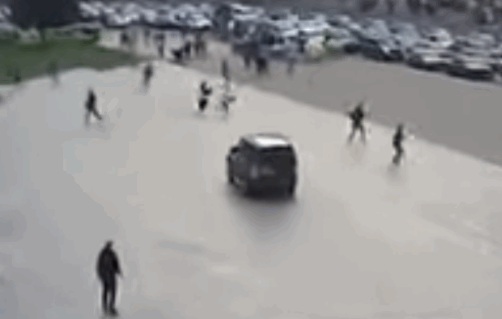 UZNEMIRUJUĆ SNIMAK: Džip uleteo među pešake, dve osobe poginule na licu mesta (VIDEO)