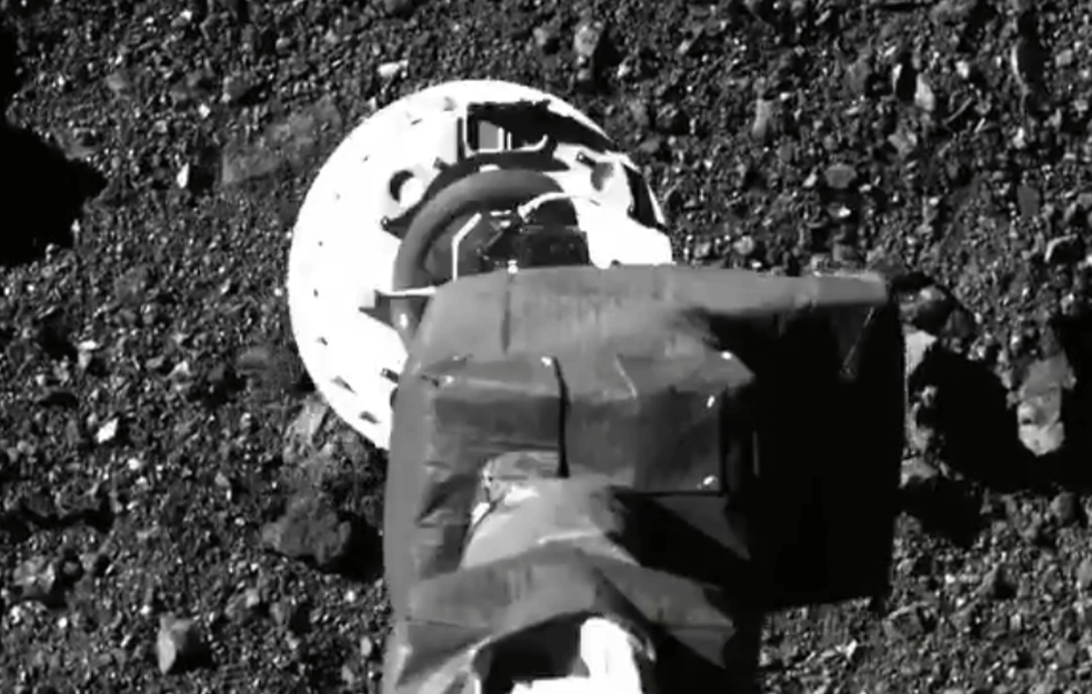 FRKA U SVEMIRU: NASA pokušava da vrati krcati skupljač ASTEROIDA, dok vanzemaljsko kamenje ispada kroz 'STOMAK' broda! (VIDEO)
