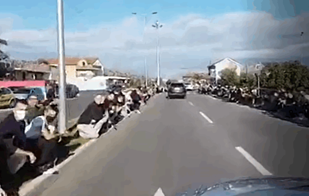 OGROMNA KOLONA NA ULAZU U PODGORICU: I '<span style='color:red;'><b>Noćni vukovi</b></span>' došli da isprate Amfilohija! (VIDEO) 
