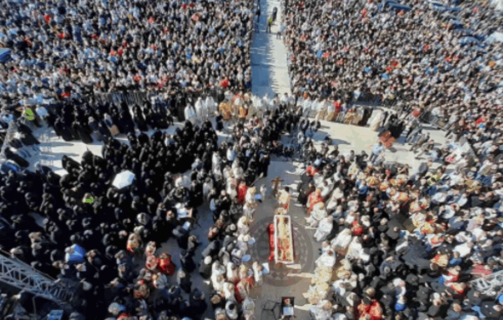 ČUDO U PODGORICI: Na nebu iznad hrama se pojavio znak nakon sahrane MITROPOLITA AMFILOHIJA! STIGAO JE GORE (FOTO)