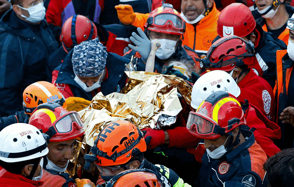 ČUDO U IZMIRU! Devojčicu (3)  spasli iz ruševina TRI DANA posle zemljotresa, i nije jedina (FOTO, VIDEO)
