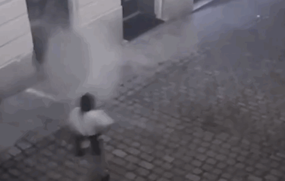JEZIVI SNIMAK UBISTVA: Ljudi padaju kao pokošeni, leže na ulicama KRVAVI! HOROR U BEČU! (UZNEMIRUJUĆI VIDEO)