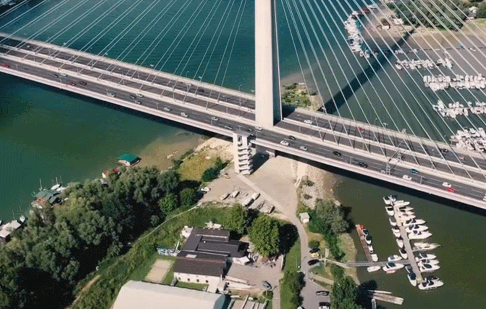 POKUŠAJ SAMOUBISTVA U BEOGRADU:  Devojka skočila sa mosta na Adi, izvučena iz vode sa teškim povredama